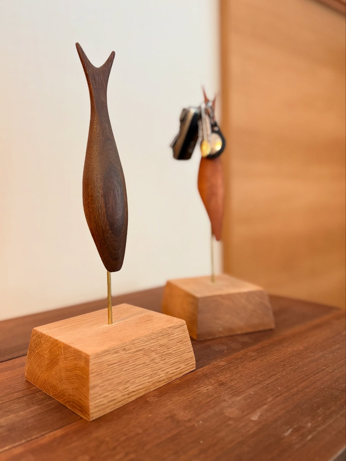 木工時不知のオリジナルアクセサリースタンド

残り1点
愛知県西浦温泉　銀波荘さん　セレクトショップにて販売中
@ginpaso3101 
@select_ginpa 

日常を少しだけ豊かにする方法。
それはお気に入りの工芸品を暮らすこと。

身支度を整えて、
シューズを履き
自動車の鍵を手に取る瞬間。
その瞬間の上質さを感じながら玄関ドアのその先へ。

(こちらの作品の製作予定はありません)
気になる方はどうぞお早めに。

　
　
　
　
　
　

#japantraditional #japandistyle #woodturner #木の椅子　#furnituremaker  #furnituredesign #ウッドクラフト #木の家具　#목공　#가구만들기　#オーダー家具　#特注家具　#家具職人　#工芸　#新工芸　#木工　#家具工房　#手仕事のある暮らし　#家具作り　#暮らしの道具　#国展　#倉澤真　#木工時不知　#ジャパンディ　#岡崎市 #蒲郡市　#西浦温泉