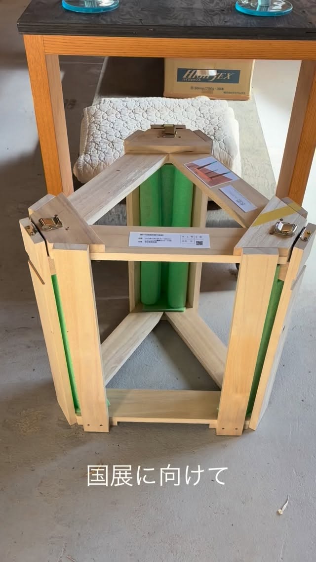 国展に向けて
受賞作品のスツールを持って東京へ

ふと　気づく

私が都内へ作品を持って行くのではなく
この作品が私を導いてくれていることを。

作品「水際」
この作品が私を新しい世界を見せてくれる。

素晴らしい作家さんとの出会い。

歴史ある東京都美術館に展示される名誉。

【第99回国展受賞作家展・秋季展」
@kokutenkogei2023 
会期　2025年11月1日−8日
会場　東京都美術館
時間　9:30-17:30(最終日　14時まで)

ご高覧ください。
　
　
　
　
　

#japantraditional #japandistyle #woodturner #木の椅子　#furnituremaker  #furnituredesign #ウッドクラフト #木の家具　#목공　#가구만들기　#オーダー家具　#特注家具　#家具職人　#工芸　#新工芸　#木工　#家具工房　#手仕事のある暮らし　#家具作り　#暮らしの道具　#国展　#ジャパンディ　#岡崎市 #蒲郡市　#石垣市　#国画会　#第99回国展