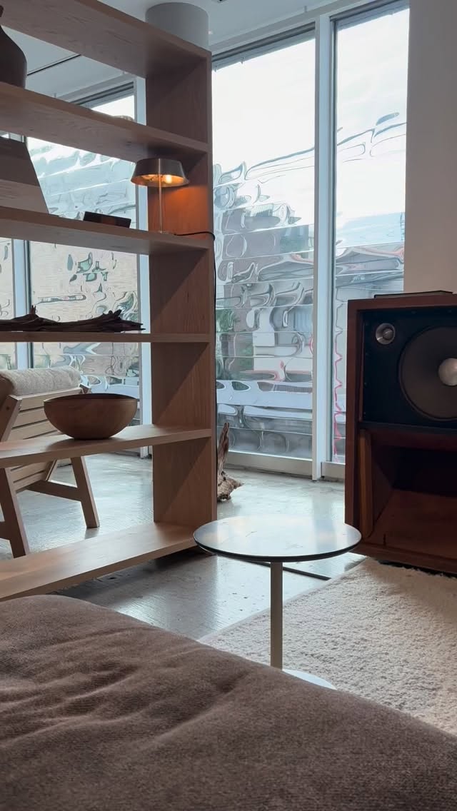 S.T,N.E
@s.t.n.e._collection 
展示会へ

こちらは大阪に拠点がある
TRUCK の新しいラインになります。
@truckfurniture 

20年以上前
TRUCKのお二人がNHKの番組トップランナーに出演されました。
その公開収録の観覧のため、
愛知県から渋谷へ向かったを思い出しました。

黄瀬さんの
@tokkise 
日本の家具職人を目指す若者へ与えた影響は
ブルーハーツのように大きかった。
そして、今も。

　
　

　
　
　
　

#japantraditional #japandistyle #woodworker  #ikigai  #woodworktools #furnituremaker  #furnituredesign #木工作家　#木の家　 #木の家具　#목공　#가구만들기　#オーダー家具　#特注家具　#家具職人　#木工　#家具工房　#手仕事　#家具作り　#暮らしの道具　#オーダー住宅 　#木の香り