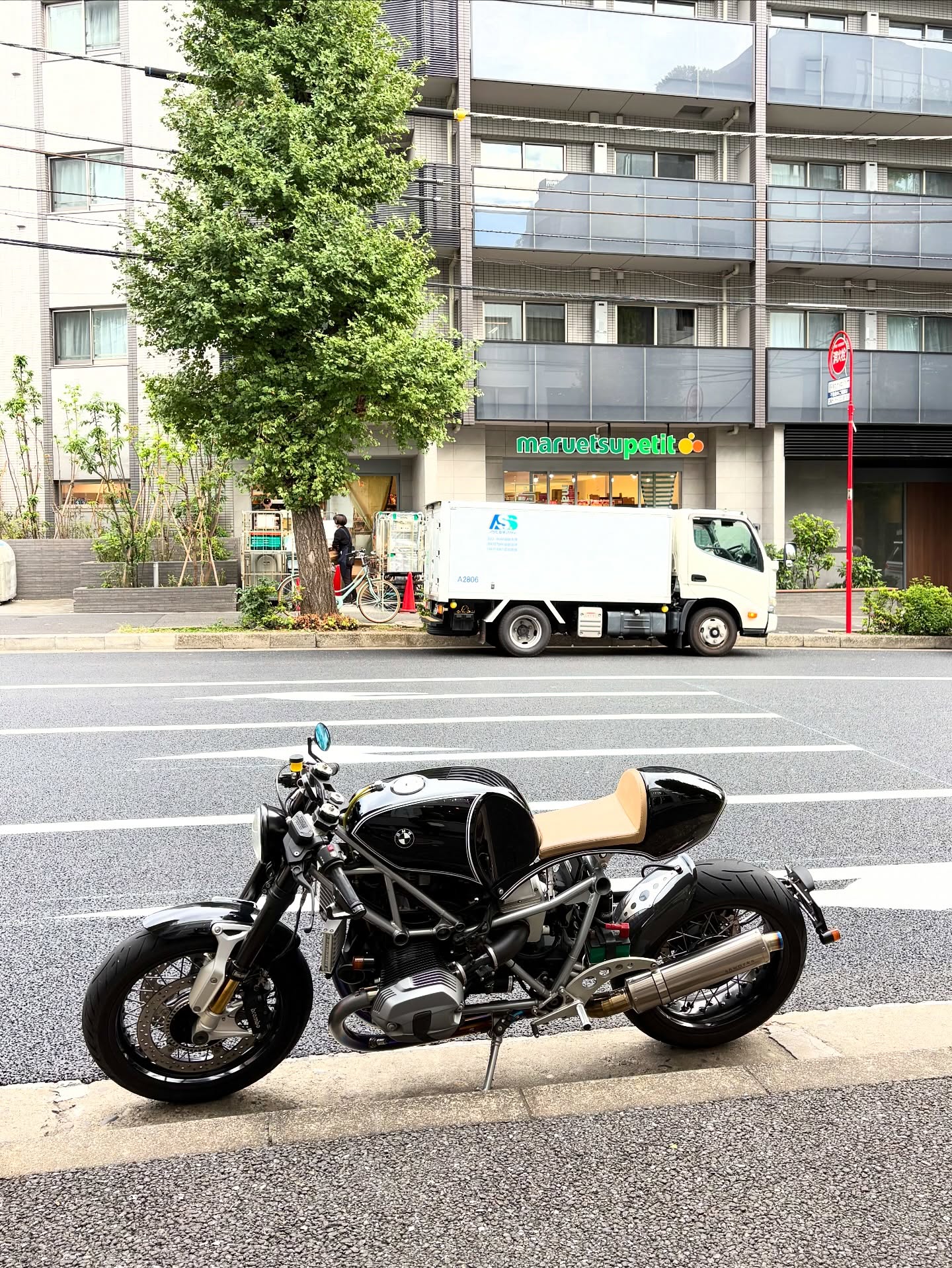 BMWのカスタムバイク。
つい見惚れてしまった。

こちらは46worksの製作された美しい作品
@46works 

魅力あるバイクは
優雅さをもって街に溶け込んでいました。

　
　

　
　
　
　

#japantraditional #japandistyle #woodworker  #ikigai  #woodworktools #furnituremaker  #furnituredesign #木工作家　#木の家　 #木の家具　#목공　#가구만들기　#オーダー家具　#特注家具　#家具職人　#木工　#家具工房　#手仕事　#家具作り　#暮らしの道具　#オーダー住宅  #木の香り　#bmwrninet  #46works