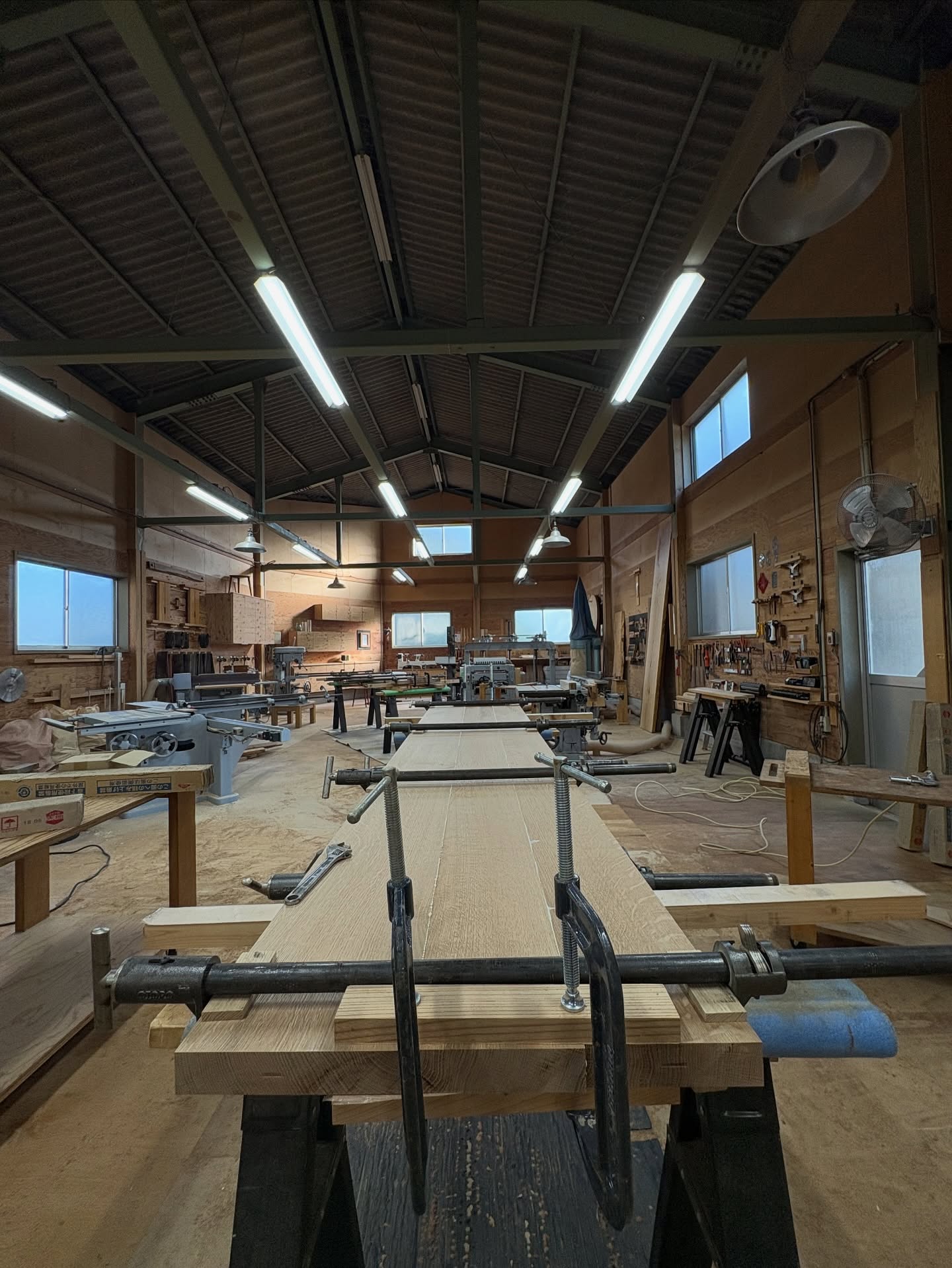 ロングカウンターやテーブルなど大物製作中です。

週末の工房open dayは間に合うのだろうか？

　
　

　
　
　
　

#japantraditional #japandistyle #woodworker  #ikigai  #woodworktools #furnituremaker  #furnituredesign #木工作家　#木の家　 #木の家具　#목공　#가구만들기　#オーダー家具　#特注家具　#家具職人　#木工　#家具工房　#手仕事　#家具作り　#暮らしの道具　#オーダー住宅  #電動工具　#マキタ　#ハイコーキ　#木の香り