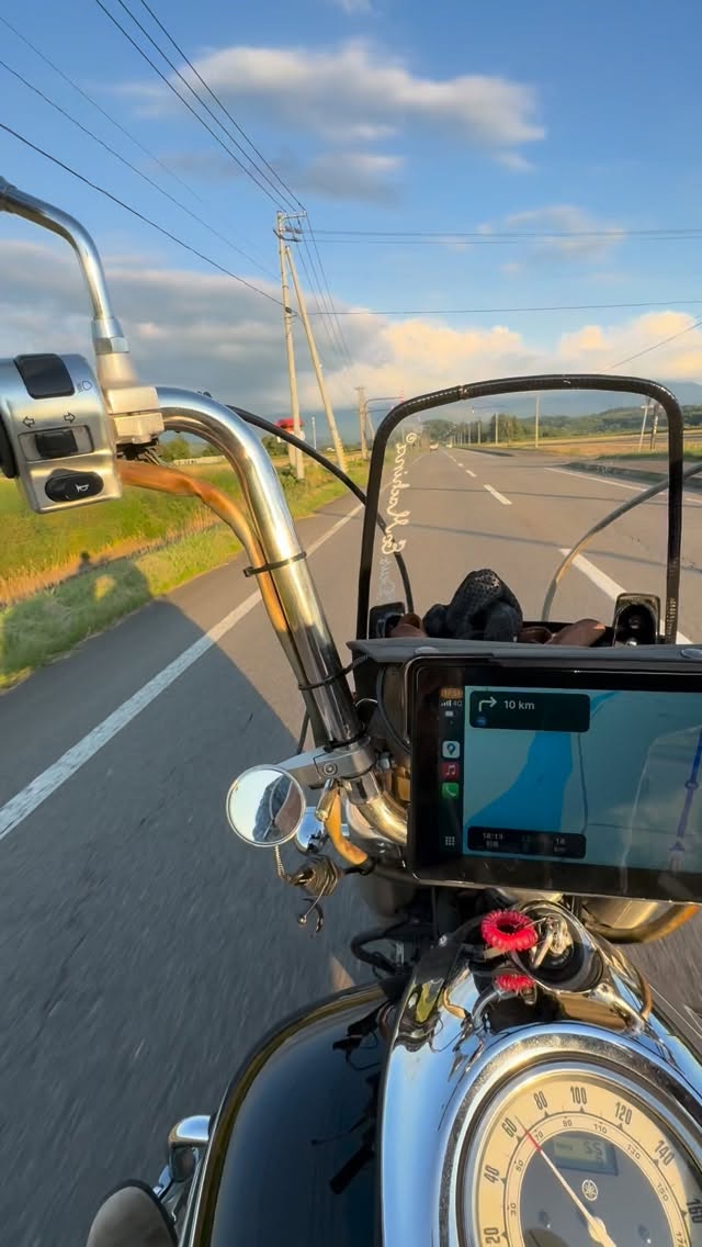 北海道滞在。

太陽を背負うようにして前進していく。

凍った大地が溶けていくように。
解き放たれていく感覚があります。

　

　
　　

　
  #woodworking #garegelifestyle  #danishdesign #furnituremaker　#deusexmachina #デウスエクスマキナ　#野宿旅  #夏旅　#家具職人　#セイコーマート　#オートバイのある景色　#yamaha #japanturing  #キャンプツーリング #xv1600 #ヤマハバイクのある風景 #木工作家　#夏旅　#北海道旅行　#木工時不知　#北海道ツーリング　#スノーピーク　#パタゴニア　#ブランドストーン　#メイカーズマーク　#アメニティドームs #直線道路　#monoeyes