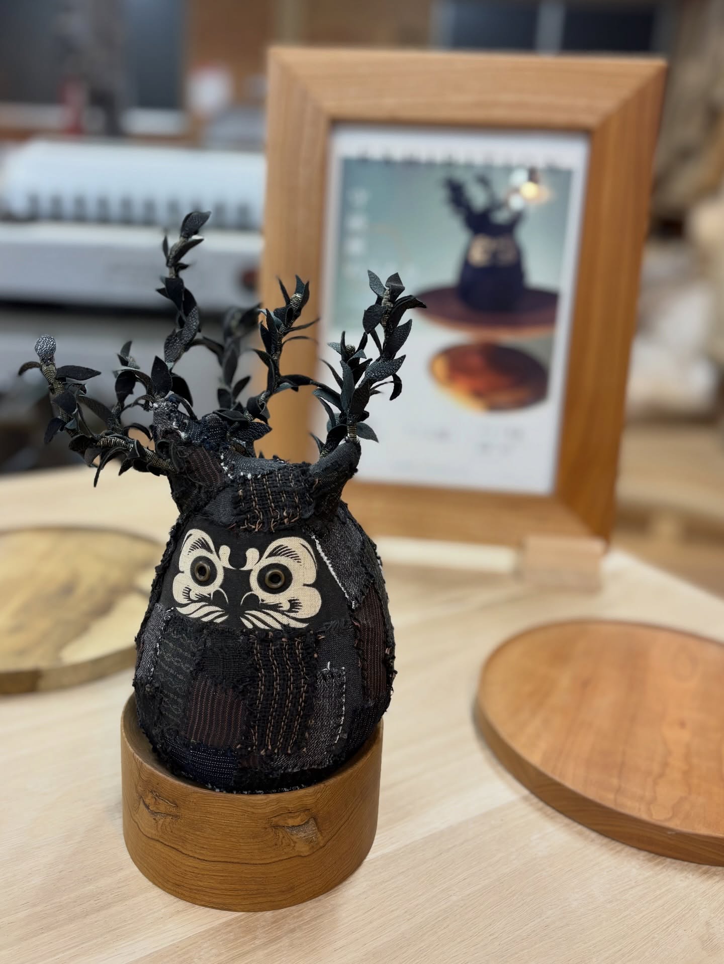 2025年11月16日(日曜日)
木工時不知　OPENDAY
展示品の紹介になります。

ダルマ武藏さん
@daruma_musashi 

ダルマが座るチーク材の台座を
表情ある顔のような木目になっています。

この世界感を楽しんでもらえたら嬉しいです。

　

　
　

　
　

#japantraditional #japandistyle #woodworker  #ikigai  #woodworktools #furnituremaker  #furnituredesign #木工作家　#木の家　 #木の家具　#목공　#가구만들기　#オーダー家具　#特注家具　#家具職人　#木工　#家具工房　#手仕事　#家具作り　#暮らしの道具　#オーダー住宅  #木工時不知　#木の香り　#愛知県 #岡崎市 #蒲郡市 #幸田町 #西尾市　#三河　#倉澤真