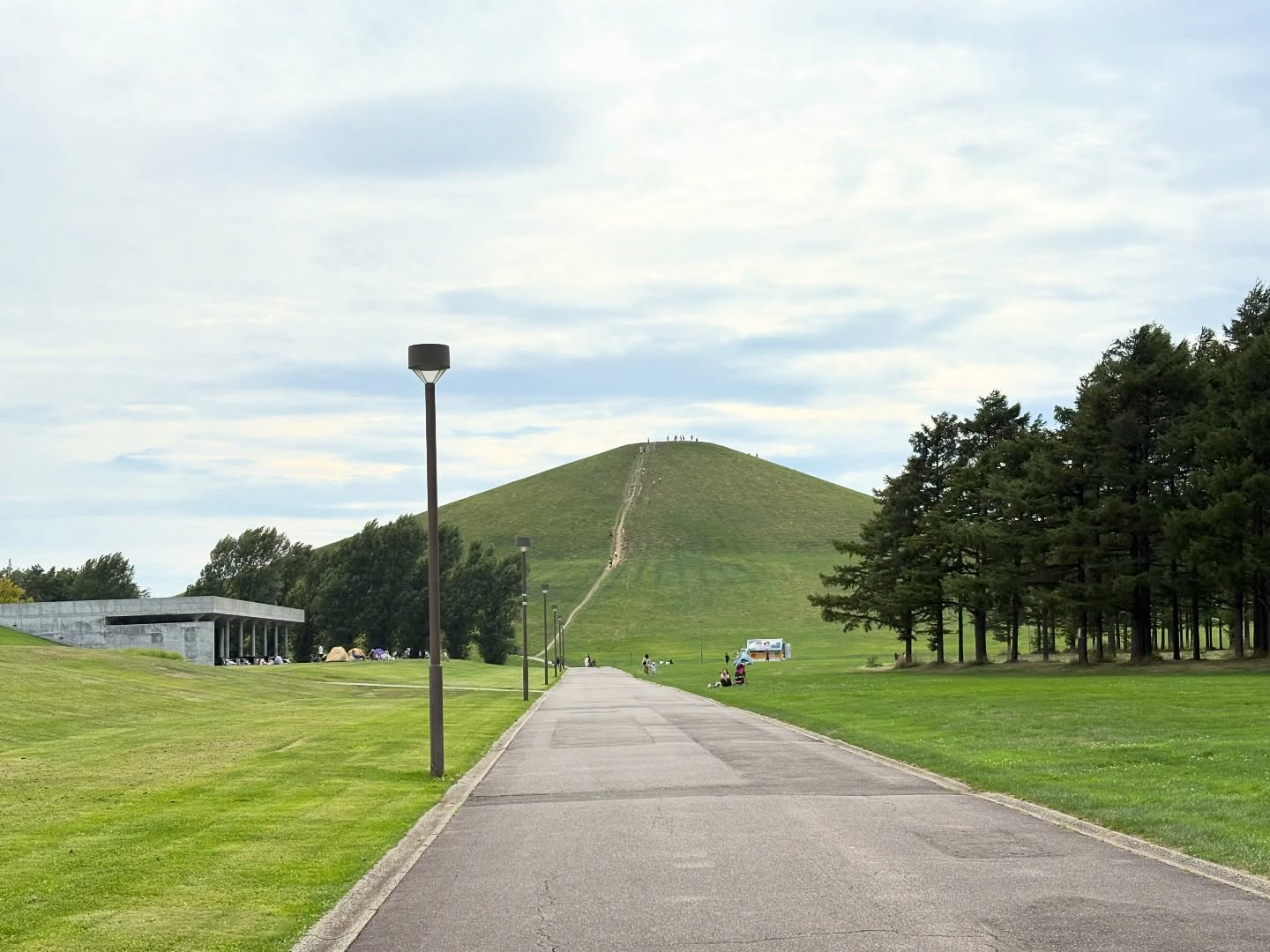 北海道滞在。

モエレ沼公園
こちらは270万トンの埋め立てゴミから
彫刻家のイサムノグチが設計した公園です。
「人間が傷つけた土地を、アートで再生する。
それが僕の仕事です」

晩年に「地球を彫刻する」
夢を成し遂げたイサムノグチと同じくらい
実現させた札幌市も素晴らしい。

　

　
　　

　
 #イサムノグチ　#モエレ沼公園　#北海道ツーリング　 #woodworking #furnituremaker　#deusexmachina #デウスエクスマキナ　#野宿旅 #夏旅　#家具職人　#セイコーマート　#オートバイのある景色　#yamaha #japanturing #キャンプツーリング #xv1600 #ヤマハバイクのある風景 #木工作家　#夏旅　#北海道旅行　#木工時不知　#北海道ツーリング　#スノーピーク　#パタゴニア