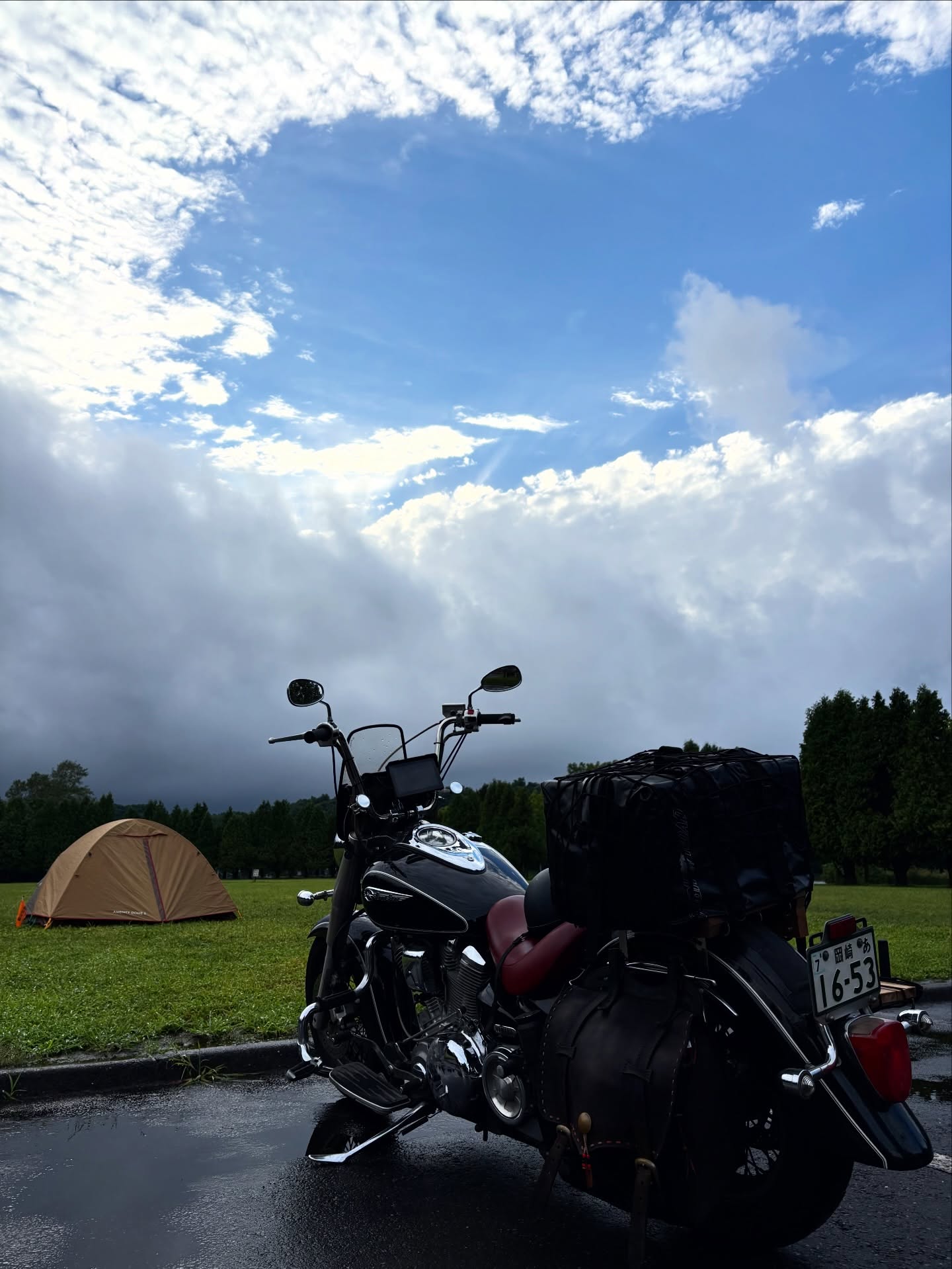 北海道滞在。

バイク旅は空を眺めながら一喜一憂。

暗雲を押し除けて、
青空が広がってきました。

#北海道ツーリング　 #woodworking #furnituremaker　#deusexmachina #デウスエクスマキナ　#野宿旅 #夏旅　#家具職人　#セイコーマート　#オートバイのある景色　#yamaha #japanturing #キャンプツーリング #xv1600 #ヤマハバイクのある風景 #木工作家　#夏旅　#北海道旅行　#木工時不知