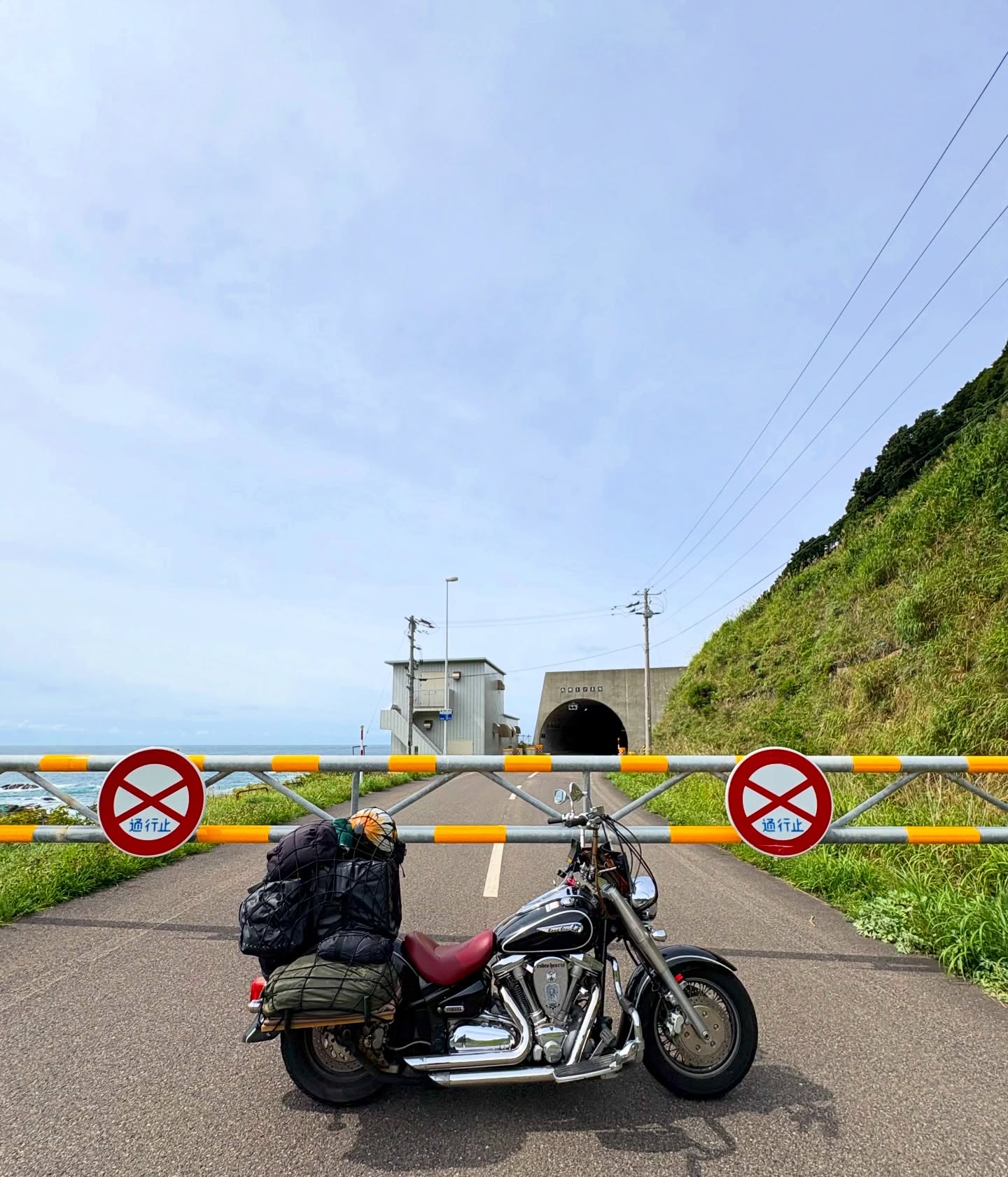 北海道滞在

目指す道を遮る通行止の標識。
こんな時もあります。嘆くことはない。

目的地に辿り着くことよりも
その旅の過程を大切にしてから
思いがけないトラブルも気にならないようになりました。

それは人間として
器が大きくなった訳ではなくて、
不調を抱えるバイクと付き合い続けているためにトラブル慣れして、単純に私の頭が悪くなっている可能性も否めません。

#北海道旅
#北海道ツーリング
#通行止め