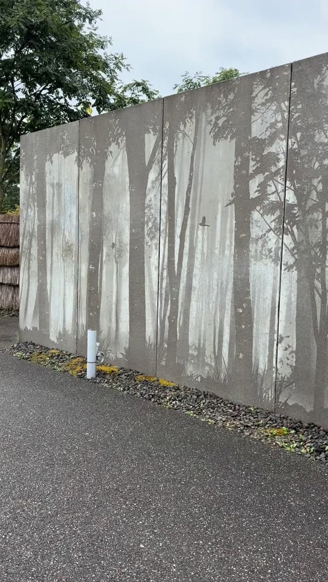 北海道滞在

ウポポイ(民族共生象徴空間)
入り口にあるコンクリート壁に描かれたアート。

よく見るとエンボスのような窪みを使って
動植物の濃淡を表しています。