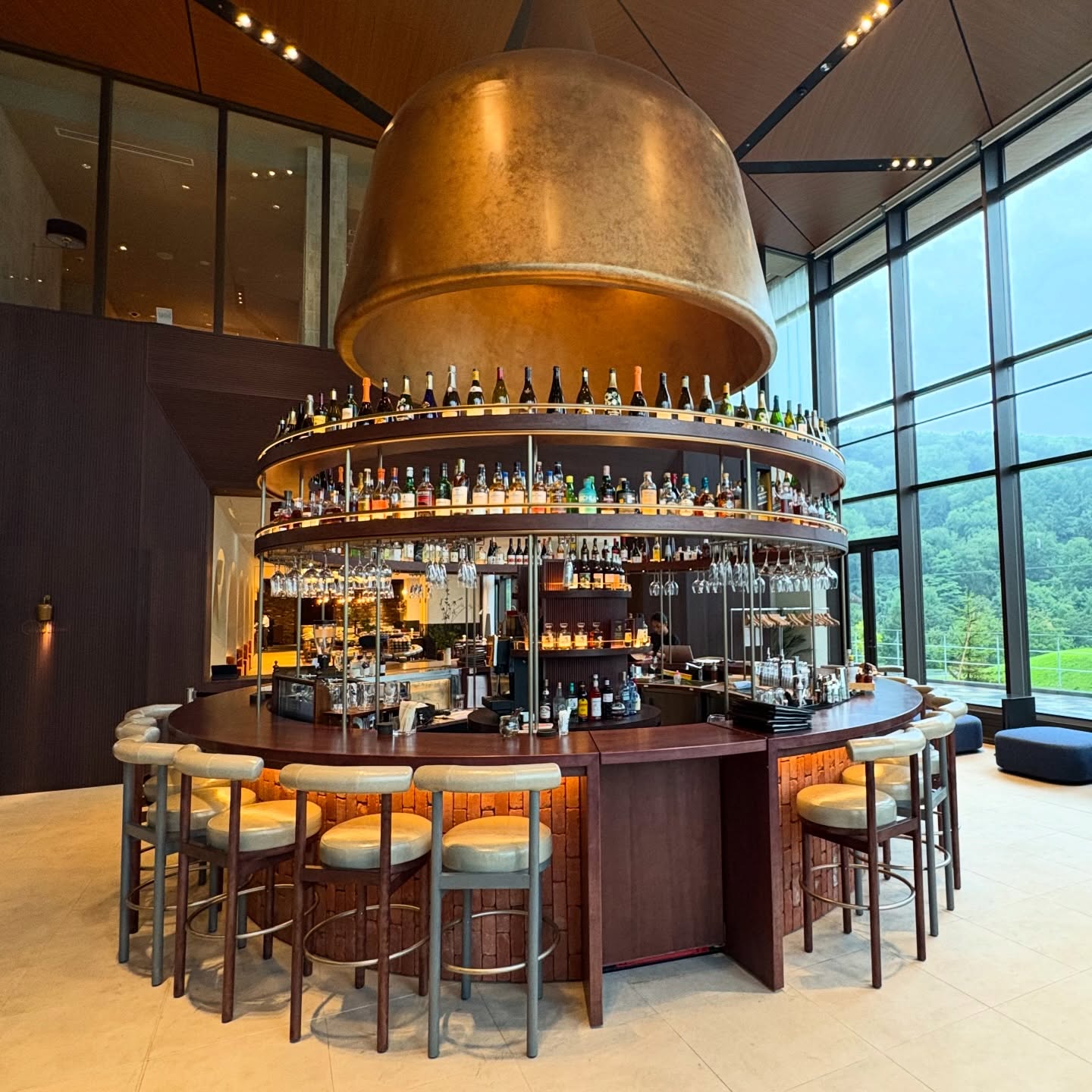 北海道滞在

「ニセコは日本ではなくなっている」
そんな話を聞いてやってきました。

冬季には日本語が通じない外国人向けレストランがあり、
スーパーまーには100万円を超えるワインが売られています。
夏季はダンプカーが走りまわり、
まだまだ熱気の坩堝。ニセコの開発は進んでいきます。

#北海道旅
#北海道ツーリング
#ニセコ