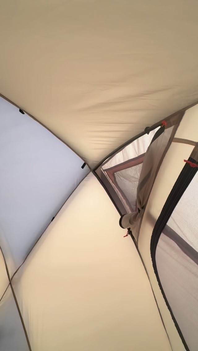 北海道滞在

テントを細かく叩く雨の音。
バイクツーリングとしてはちょっとした絶望なのだが、
この音はどういう訳なのか心地良い。

寝袋に入ったまま天井を眺めていたら
不意に思い出した。

幼少期の記憶。
カラフルな長靴で大人用の傘を広げていた。
雨粒の音、水の粒が連なり線となって傘の端から滴り落ちる。私は傘を回転させて踊るように水たまりを踏みつけていた。

それが暖かい記憶となっているのは、
両親が見守ってくれていたからなのだろう。

そう感謝しながら、
濡れたブーツに脚を入れる覚悟を決めた。