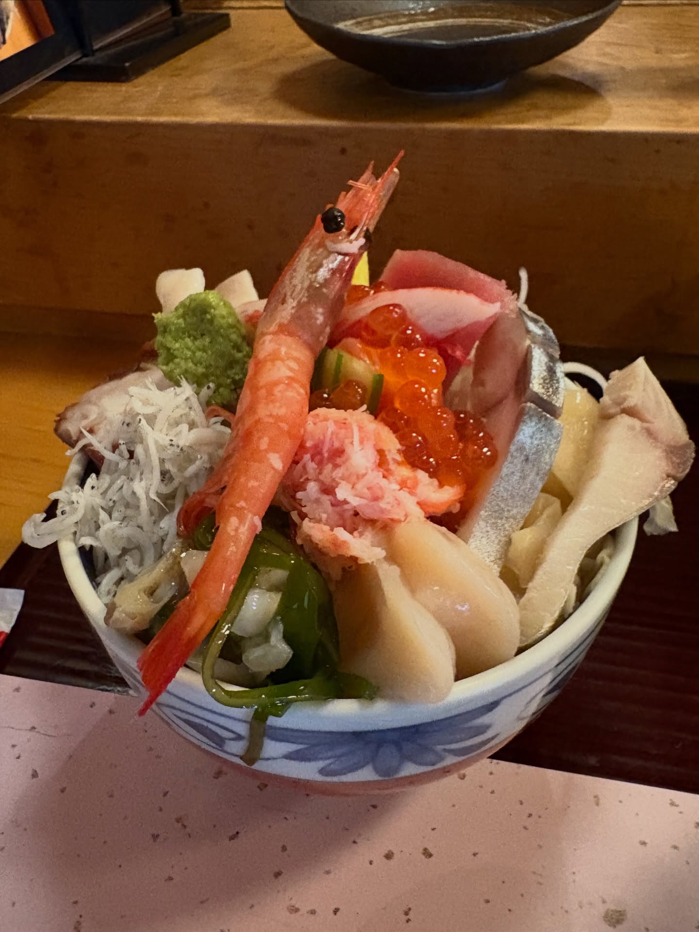 北海道滞在

カニカマに罪はない。

海沿いのお寿司屋さん。
「此処は間違いない！」と確信して、
注文した海鮮丼にカニカマが入っていた。

カニカマに罪はない。
十分わかっています。

何だろう。
ただ、
このタイミングで出逢いたくなかった。

#北海道旅
#北海道海鮮丼 
#カニカマ