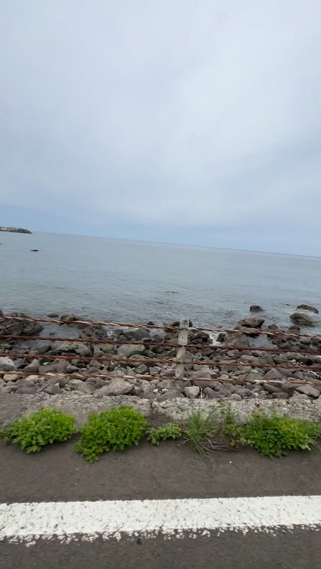 北海道滞在

積丹半島の湾岸線を流す。

時折現れる、
特徴的で大きな岩石。
1000万年前の火山活動で生まれた溶岩が
風や波で侵食されて形となったそう。

その長い年月に比べれば
私の命はまるで綿毛のようだ。

だとしたら、
もっと軽く生きてゆけばいい。

#北海道旅
#北海道ツーリング
#積丹半島