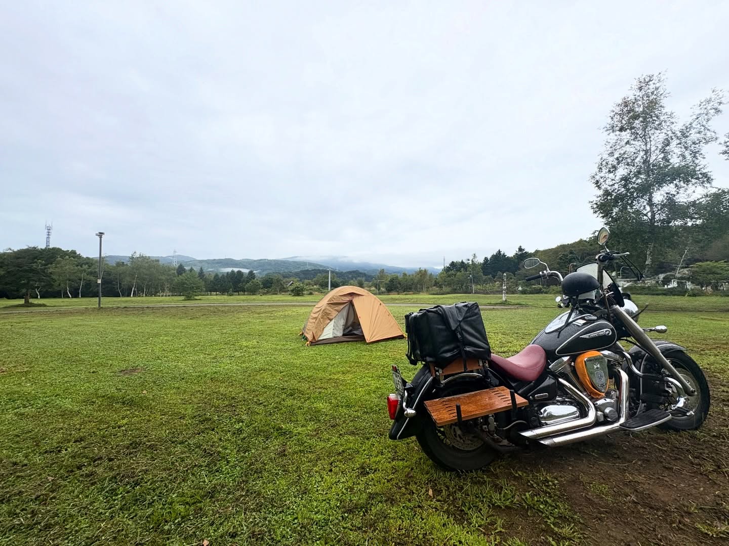 孤独とは静かなる旅

1人で旅をする。
淋しさに肩まで浸かる。

他者との距離が離れるにつれて、
自分との距離が近づいていく感覚がある。

孤独と孤立は違う。
孤独は主体性を持っており
孤立は相対性の中にある。

言うなれば
孤独とは内なる自分へと続く静かなる旅なのだ。

#北海道旅
#ソロキャンプ
#北海道ツーリング