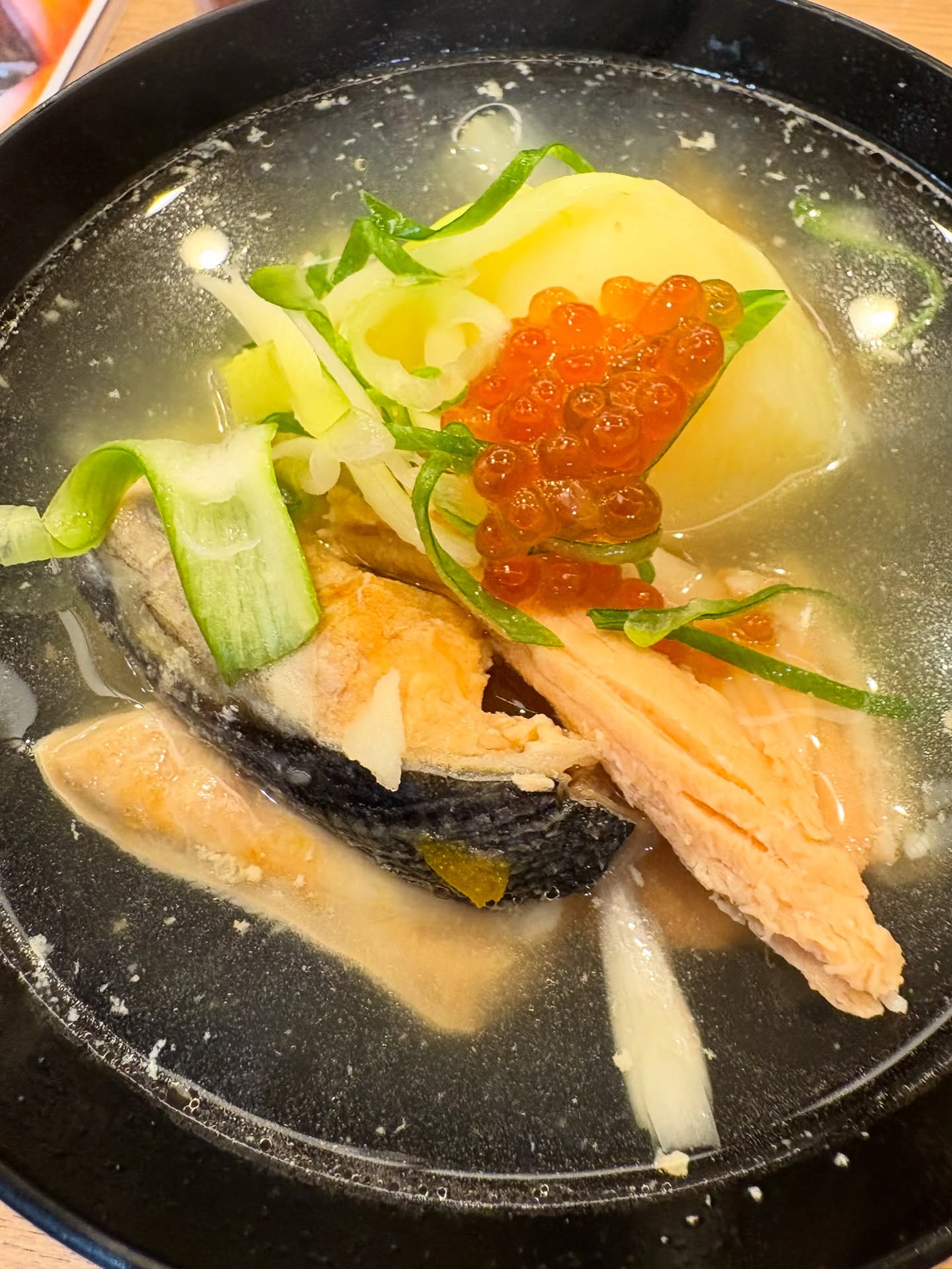 北海道の郷土料理【三平汁】
この料理が届いて
【石狩鍋】と混同していたことに気がついた。

【三平汁】塩仕立てのシンプルな味付けで塩漬け鮭が具材
【石狩鍋】味噌仕立ての濃厚な味付けで生鮭が具材

ジャガイモを入れているのは米が貴重だった頃の名残らしい。
口にすると旨味が広がり身体が温まる味わいでした。