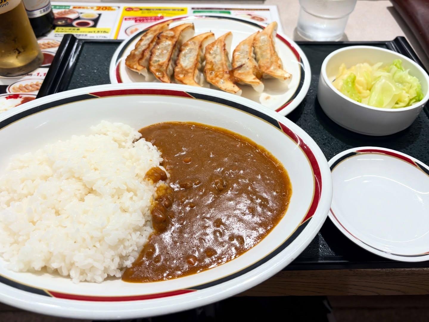 ぎょうざとカレーの「みよしの」

お新香(キャベツの浅漬け)とあわせた3種の「みよしのセット」
バランスが取れているのか？ちょっとよくわからない
この取り合わせを食べながら(絡ませながら)サッポロクラシックで流し込む。

食後は特に印象は残らなかったのに、
ふと何故かまた食べたくなる。
これがソウルフードというものなのか。

#みよしの
#ソウルフード
#北海道旅