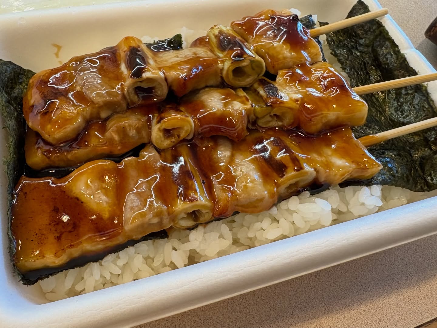 白飯に合うしっかりした味付。
口に入れて、「おや！？」と気付く。

函館ハセガワストアの豚肉なのに「やきとり弁当」
その豚肉が使われている理由が知りたくなった。

・道南地方ではかつて鶏肉は貴重だったそう
・函館では平仮名表記の「やきとり」を豚肉を指すのが一般的
・豚肉のビタミンB1が厳しい寒さの体力維持に効果的で食習慣が出来た。
・鶏肉は「とり肉」として売られている。

#ハセガワストア
#やきとり弁当
#函館旅