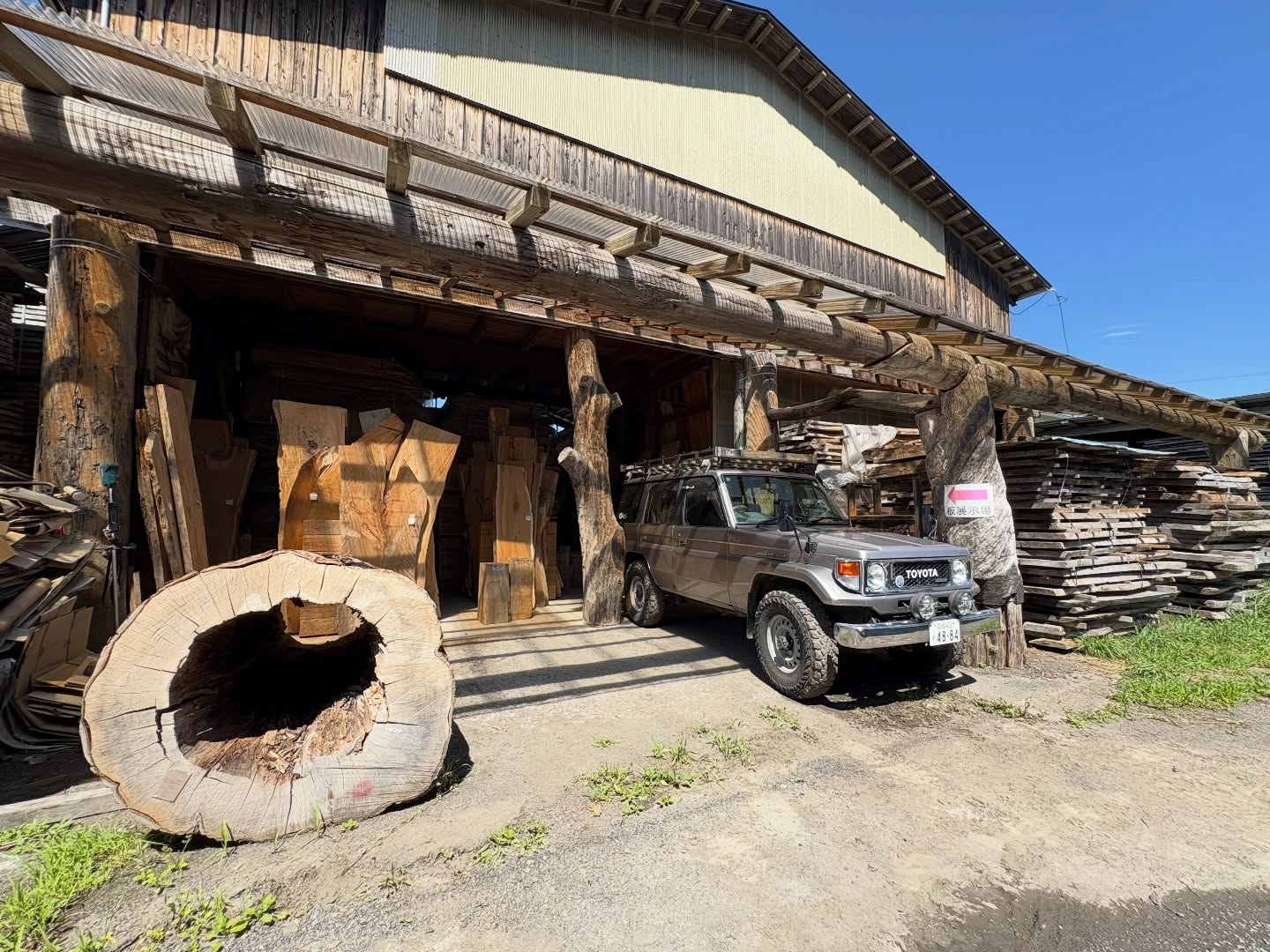 北海道の木材屋さん
軒桁の掛け方がワイルドで圧巻です。