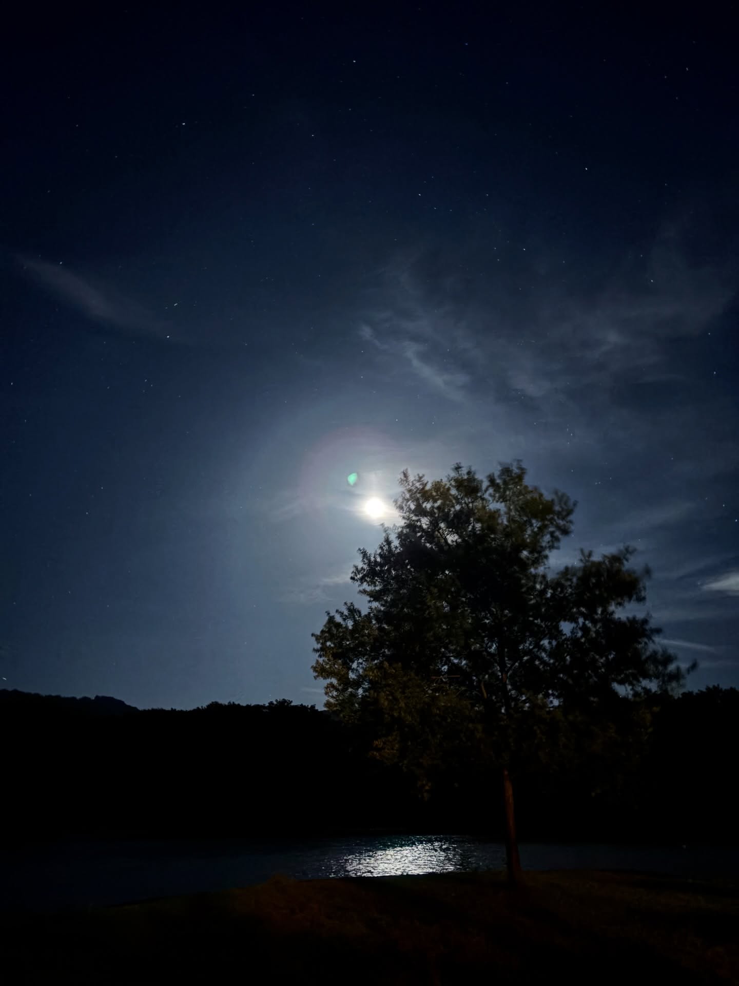 東北滞在。

キャンプ旅が長くなると
携帯の圏外エリアが心地良くなってきました。

静かな夜です。