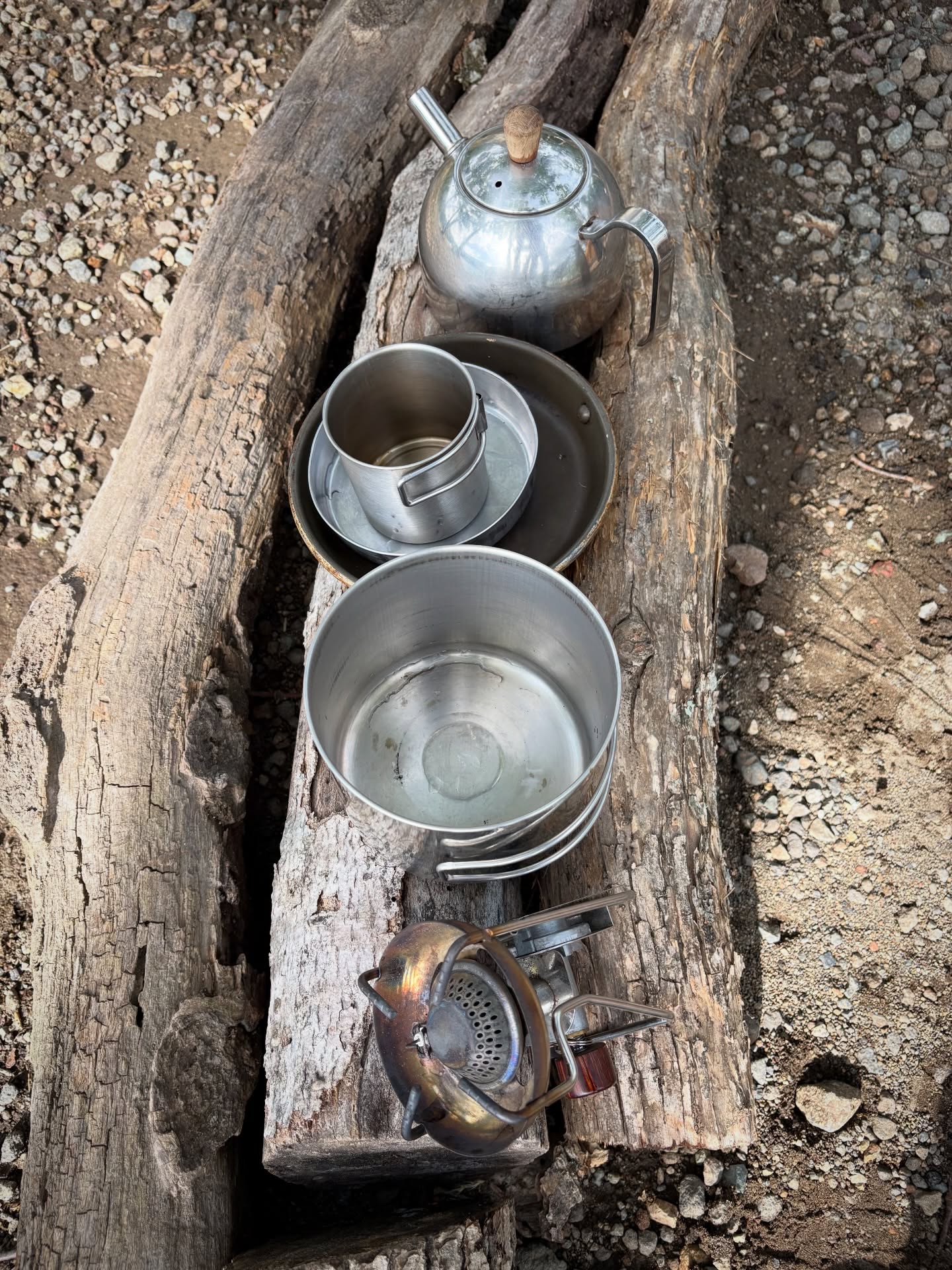 質素な食器で野宿旅。
昨夜の月を、
このステンレスの金属面が反射していた。

シンプルだが思い出深い。
そんな一夜一夜が特別な記憶となっていきます。