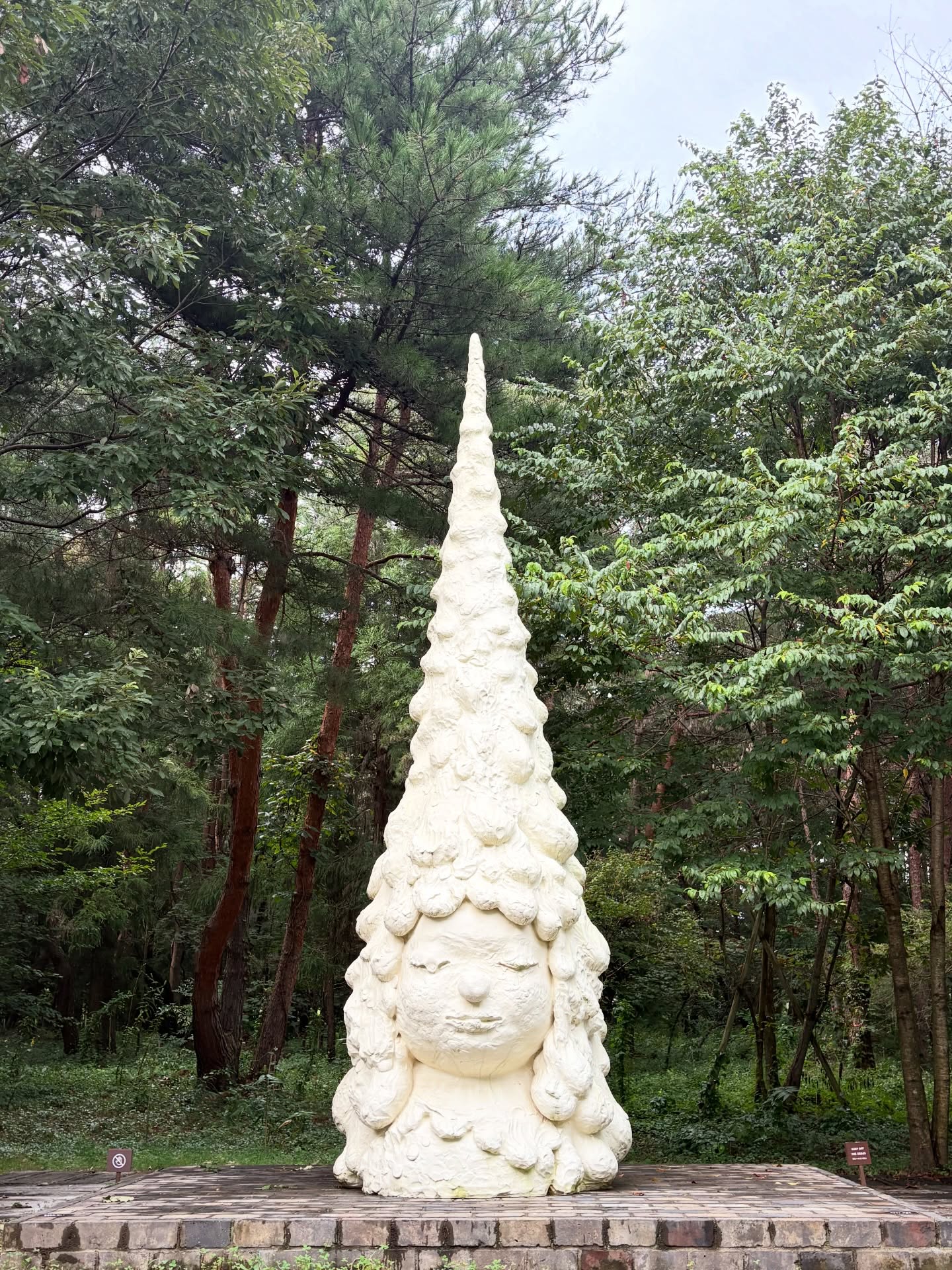 奈良美智氏作品「Miss Forest」

針葉樹のような尖った先をアンテナにして、
遠い宇宙と交信しているように見えます。

奈良氏は私財を投じて、
ブナの樹が育つ土地を購入を続けて
豊かな森を見守っているそうです。

#奈良美智 
#missforest