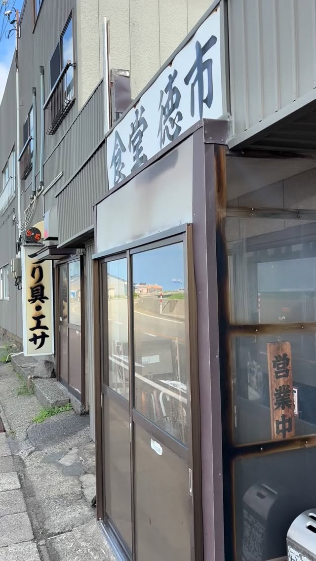 越後滞在

太平洋からゆっくりと下道を走り日本海へ
新潟県にある海沿いの食堂に誘われるように入った。

店内には紙のお品書きが潮風に揺れている。
厨房ではエプロン姿のお母さん達が忙しそう。

熱々のアジフライ定食。
香ばしい衣にフワフワの魚の身で、
箸を入れるとサクッと良い音がする。たまらない。
白いご飯とお味噌汁も格別で心に沁みる味。

魅力ある美しい地方の景色と心落ち着く雰囲気がありました。