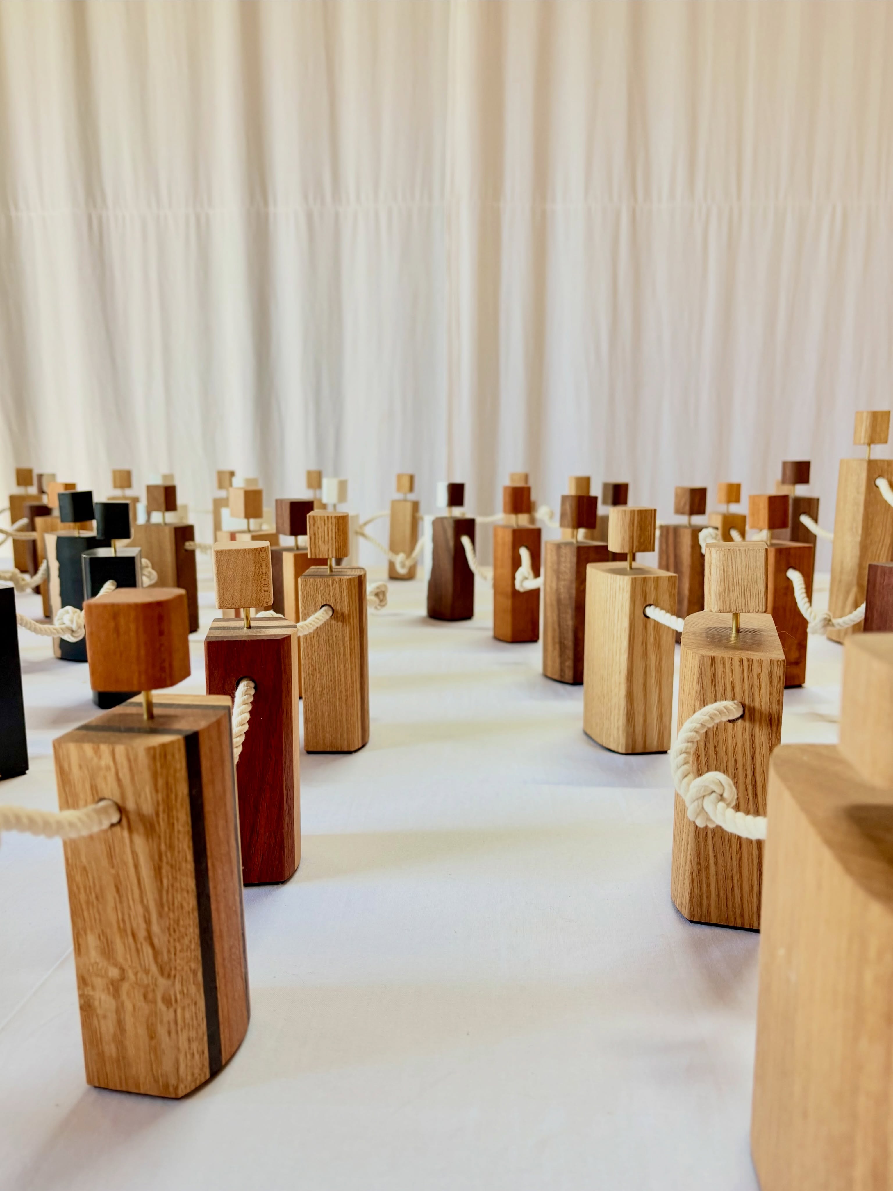 100回記念国展　彫刻部　「100+」

101体の木材の人物像が、
30メートルの一本のロープによって
「ひとつなぎ」となった作品です。

木材の種類である樹種を人種とたとえて、
姿形が異なる人々が手を繋いでいるように見立てました。

分断が進む現代において、
それぞれの身体的特徴を欠点ではなく個性として、
主義や主張は対立ではなく認め合う。
そんな大きなつながりを願って制作しました。

作品の大きな特徴のロープは
アトリエのある愛知県蒲郡市の主産業になります。
稲葉製綱株式会社さんの取り扱い商品を大切に使わせていただきました。
いつもありがとうございます。

国立新美術館の開催もあと僅かになりました。
ご高覧いただけましたら幸いです。

【100回記念国展】
開催日　2026年4月29日〜5月11日
会場　国立新美術館(六本木)
時間　10時〜18時

#国展
#国画会
#国画会彫刻部