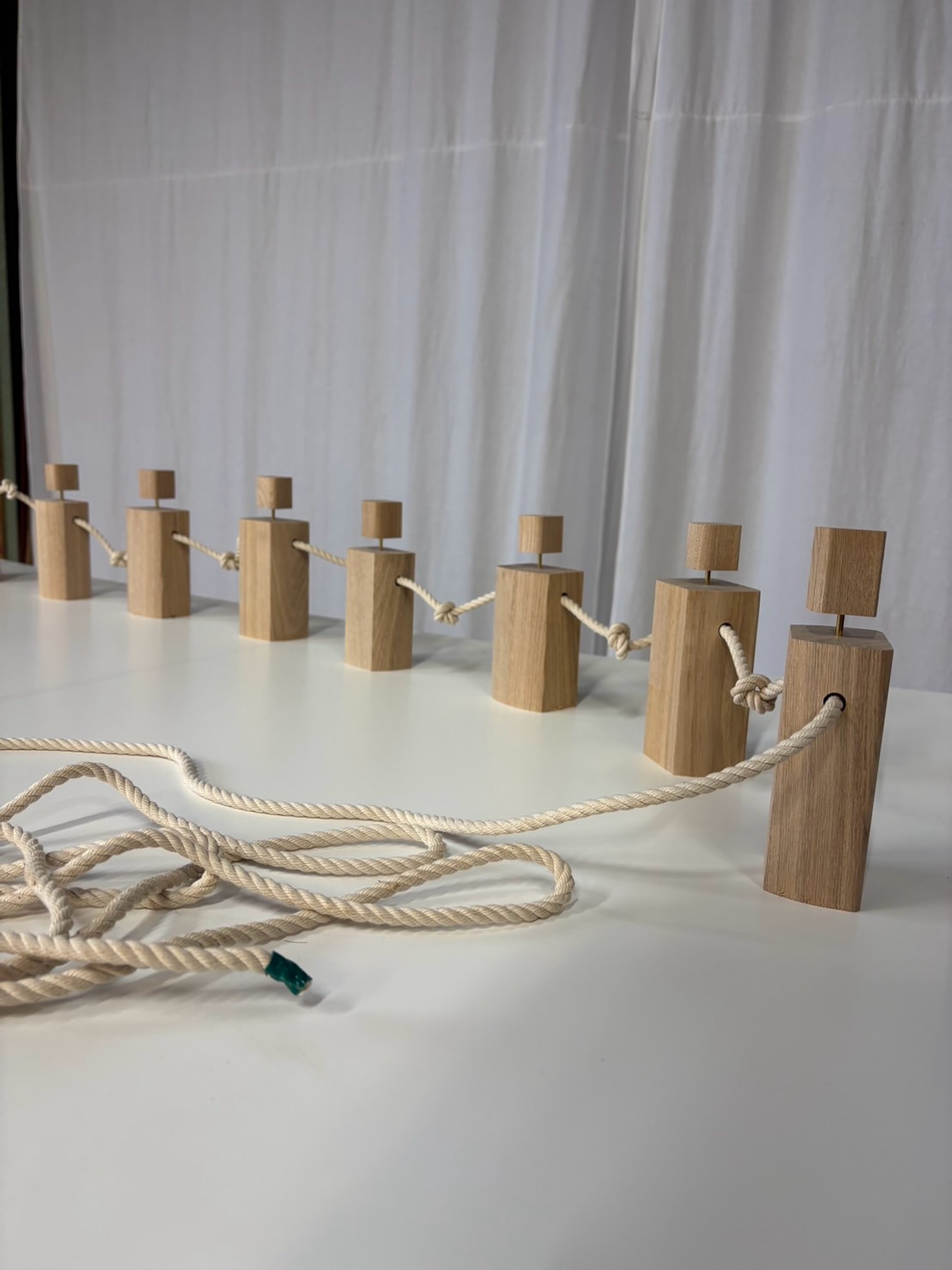 5月19日から開催されます
国展　名古屋展

彫刻部作品「100＋」製作記です。

こちらは試作時のもの。
頭の大きさや身体の形状など、
部材を入れ替えながら、バランスを検討しています。

瞬間的な判断はせず、
決めるまでに一週間ほど。

いろんなアイデアで揺れ動く
想いが沈下するように落ち着くまで寝かします。

視覚的ノイズが入らないように
白色の幕と台を用意しました。

【国展　名古屋展】
5月19日〜5月24日
愛知県美術館ギャラリー