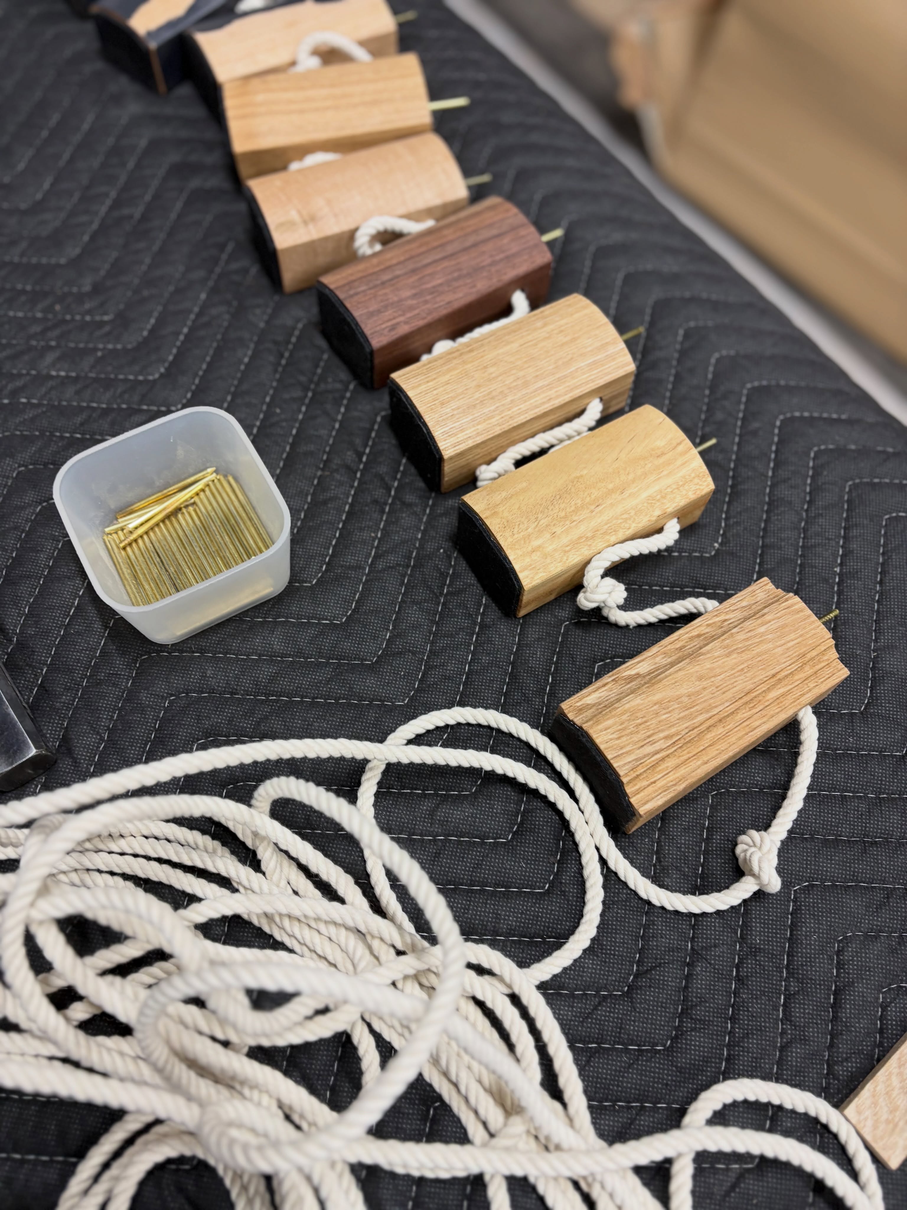 国展　彫刻部作品　「100+」　製作記

オイルフィニッシュ塗装を終えて
綿ロープによって繋ぎあわせています。

先端を削った真鍮棒がピンのように位置決めとなっています。

ロープの長さは30メートル程あり、
慎重かつ時間を多く要する作業過程になりました。

【国展　名古屋展】
5月19日〜5月24日
愛知県美術館ギャラリー

#国展
#国画会