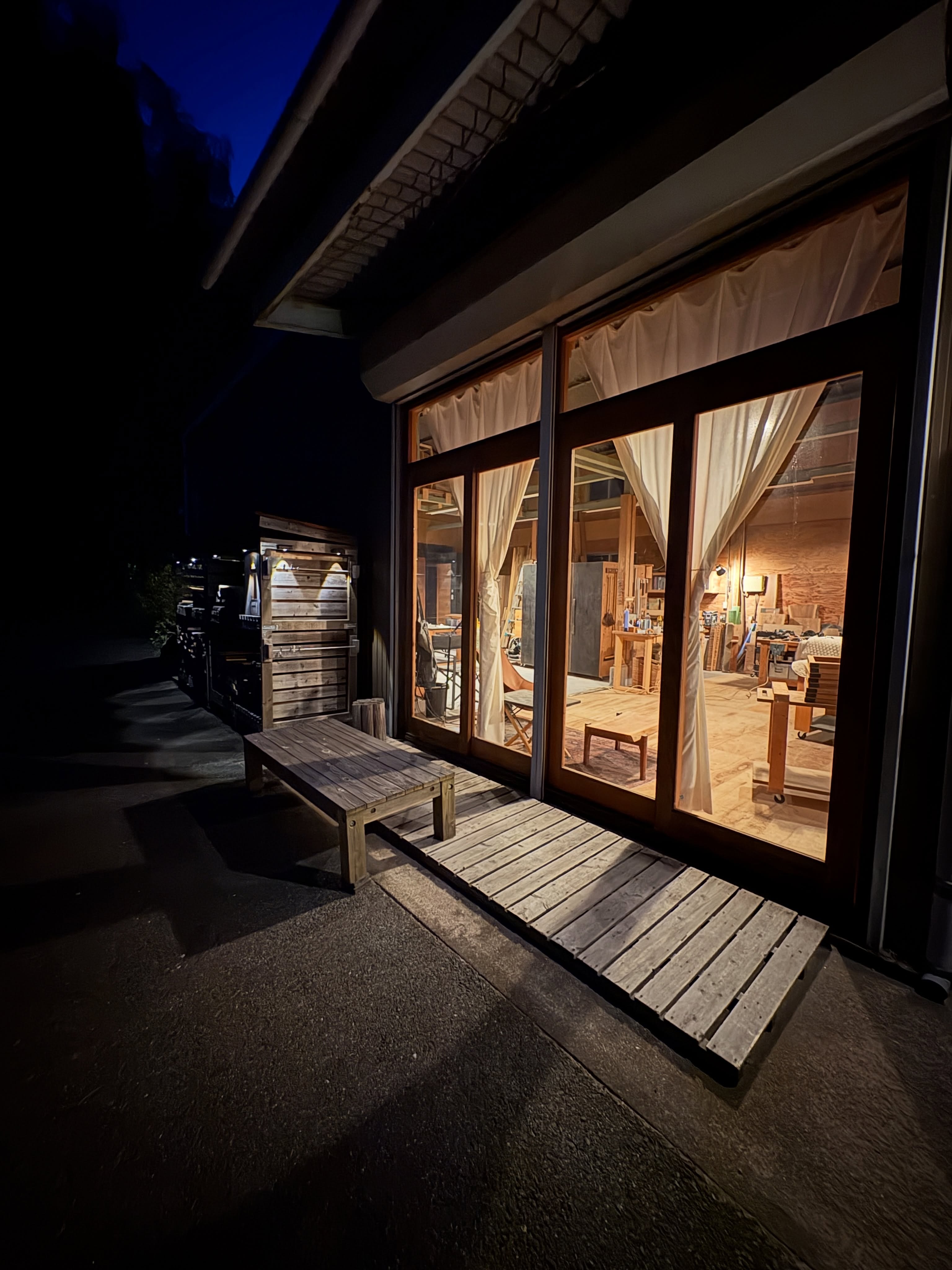 夜のアトリエ

山麓にあるので
陽が落ちると静かに森の気配が伝わってきます。

心地良い夜です。