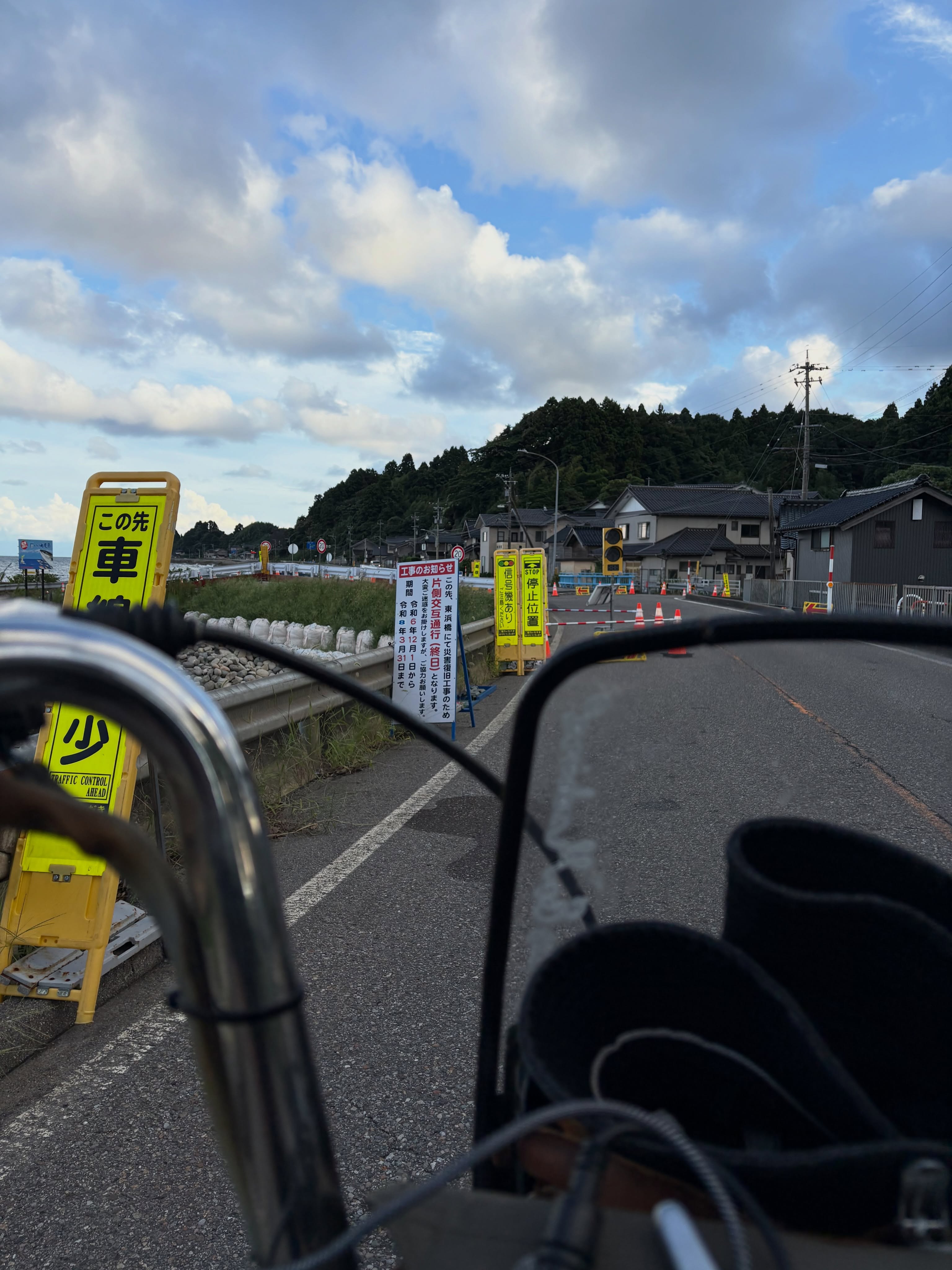 能登滞在

災害復旧による片道工事規制が至る所にあった。

世間では
興味がなくなったことで
復興は終わったことになってしまう。

「関心がなくなってしまう」
ある怖さを感じました。