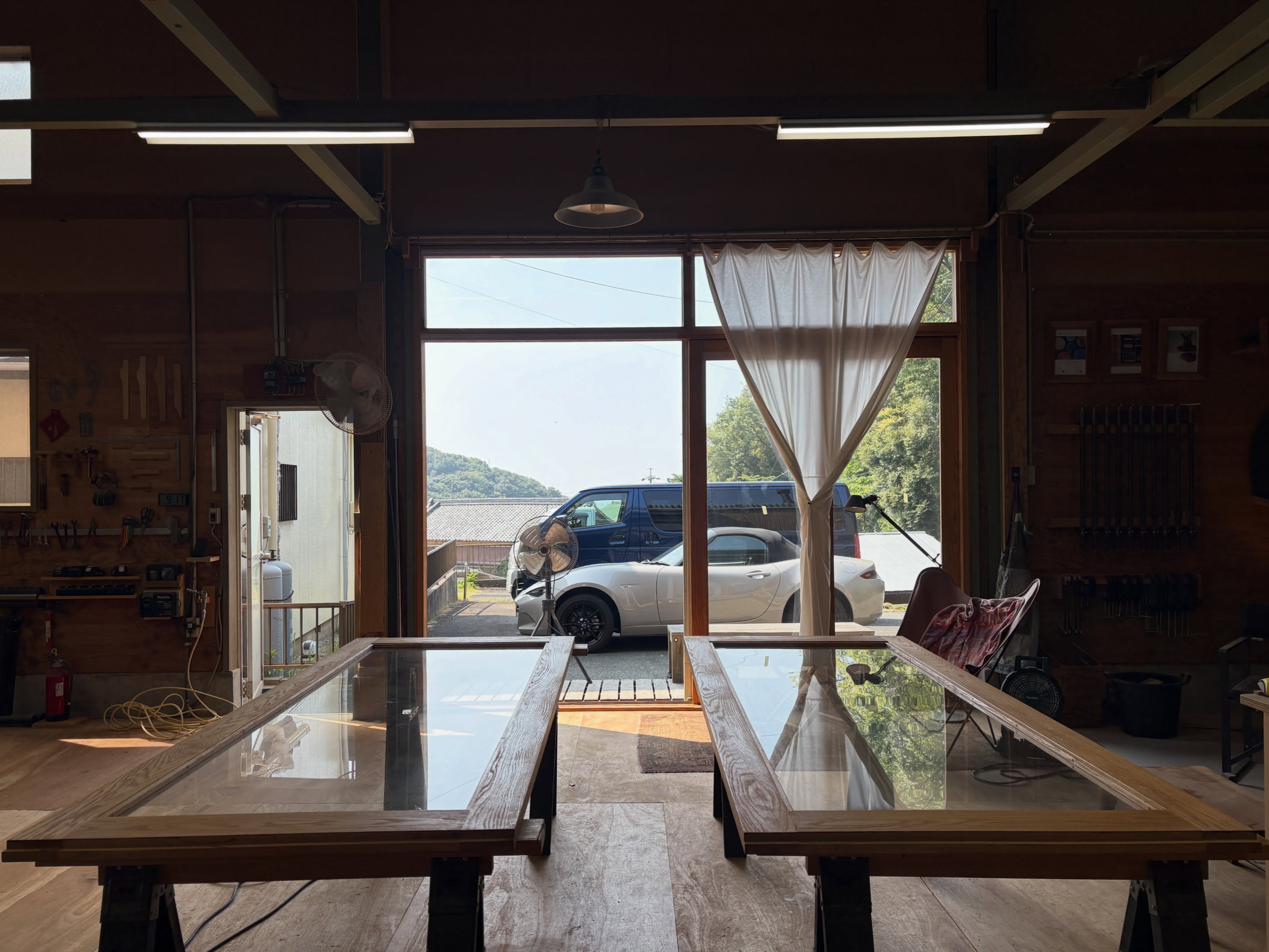 アトリエの日々。

引き戸のメンテナンス。
サンディングして再塗装。
そして戸車の状態確認です。

高さ2350mmのレッドオーク無垢材の木枠に
厚みのある強化ガラスを入れてあるので丈夫であり、
しっかりと重い。

我ながらよく作ったと思う。
大切に使います。