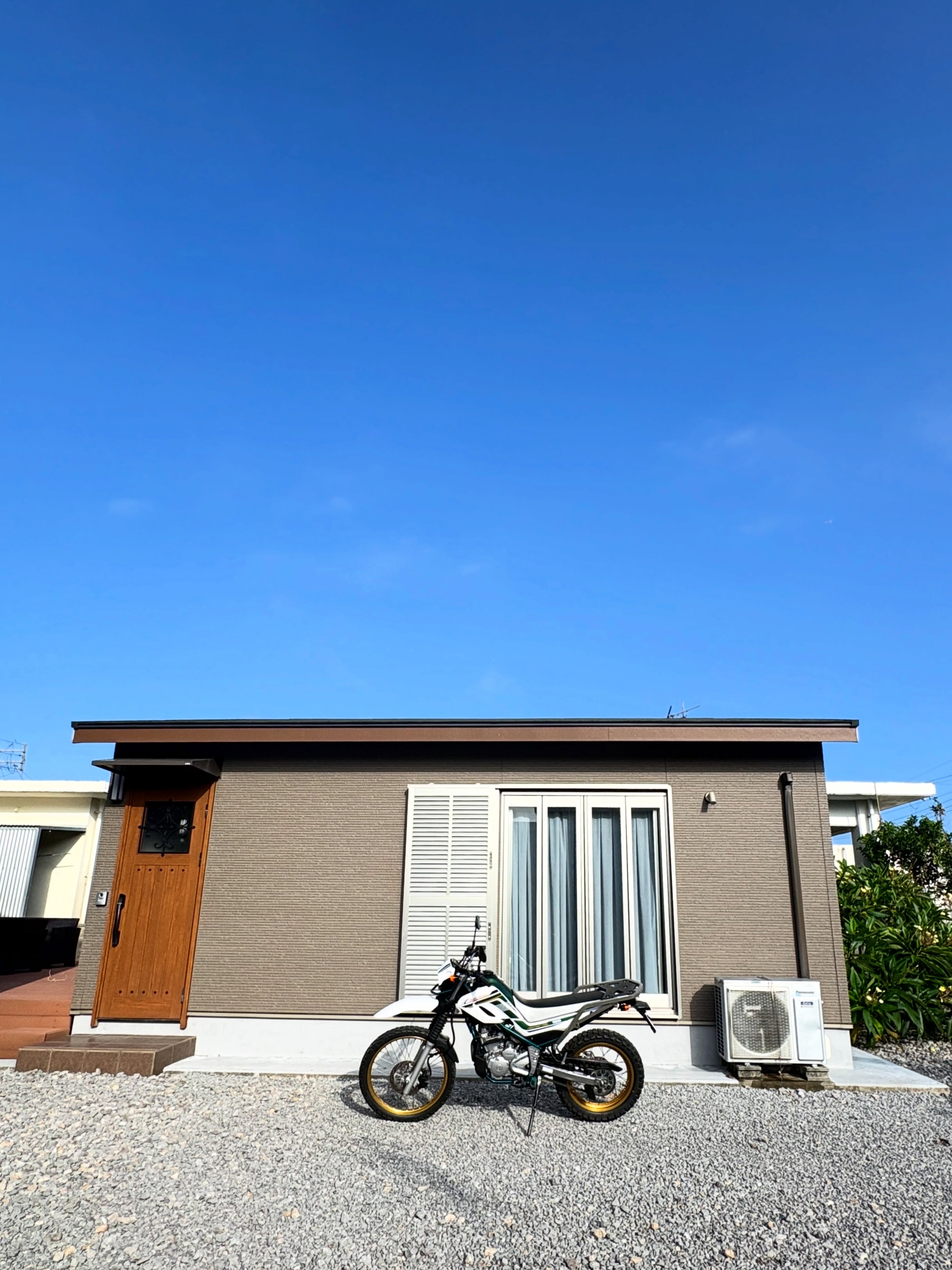 沖縄・石垣島滞在

とっても素敵なゲストハウスと
島内ツーリングに最高なバイクをお借りして

贅沢な石垣島滞在がスタートです。

@rukatetuba 
@can.candy.s 
いつもありがとうございます。

「おかえり！」と
言ってもらえる嬉しさは、
その移動距離が遠いほど、大きく、ありがたく感じます。