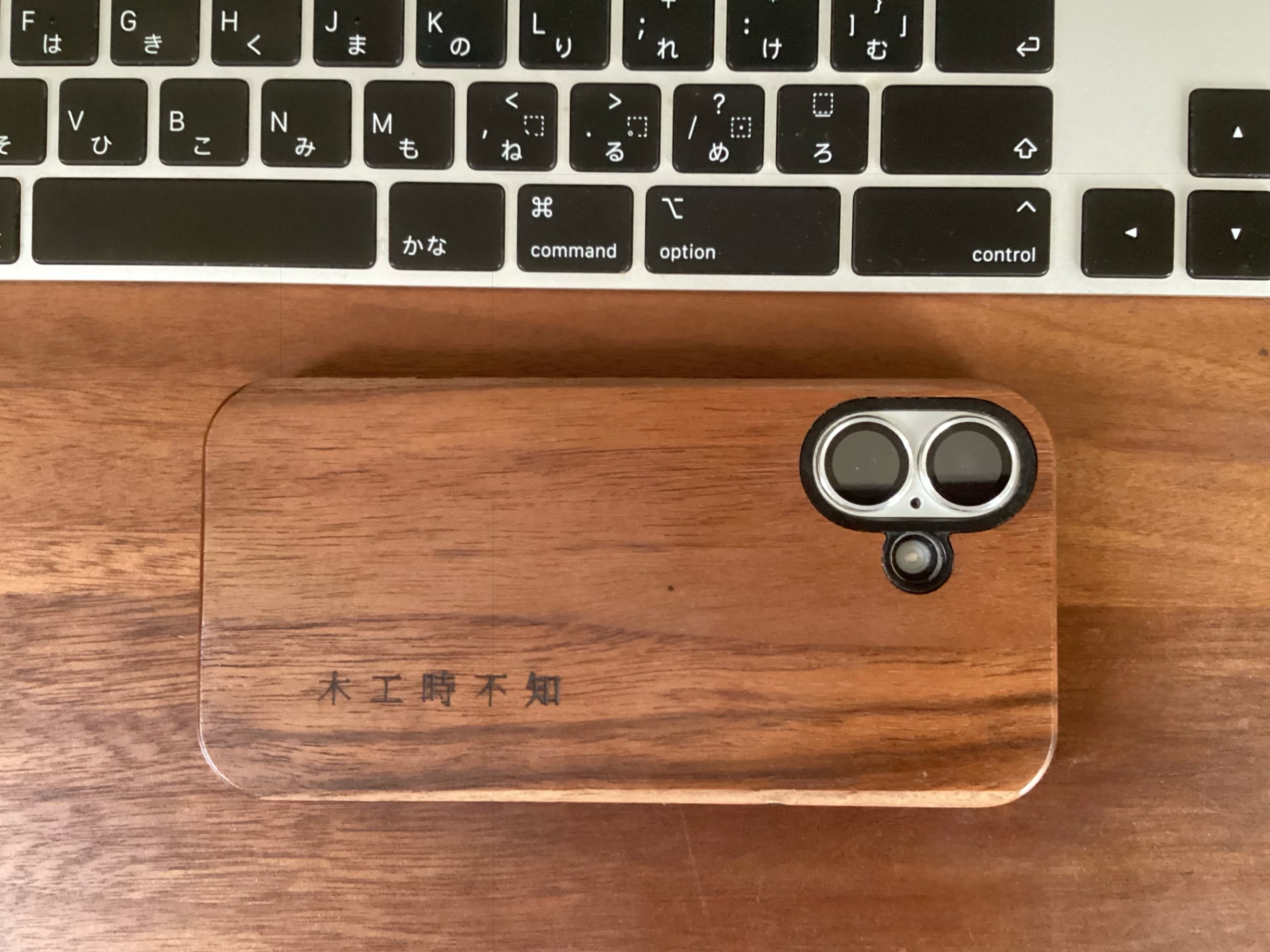 アトリエの日々

ウォールナット無垢材のiphoneケース
【木工時不知】の焼印を入れて。