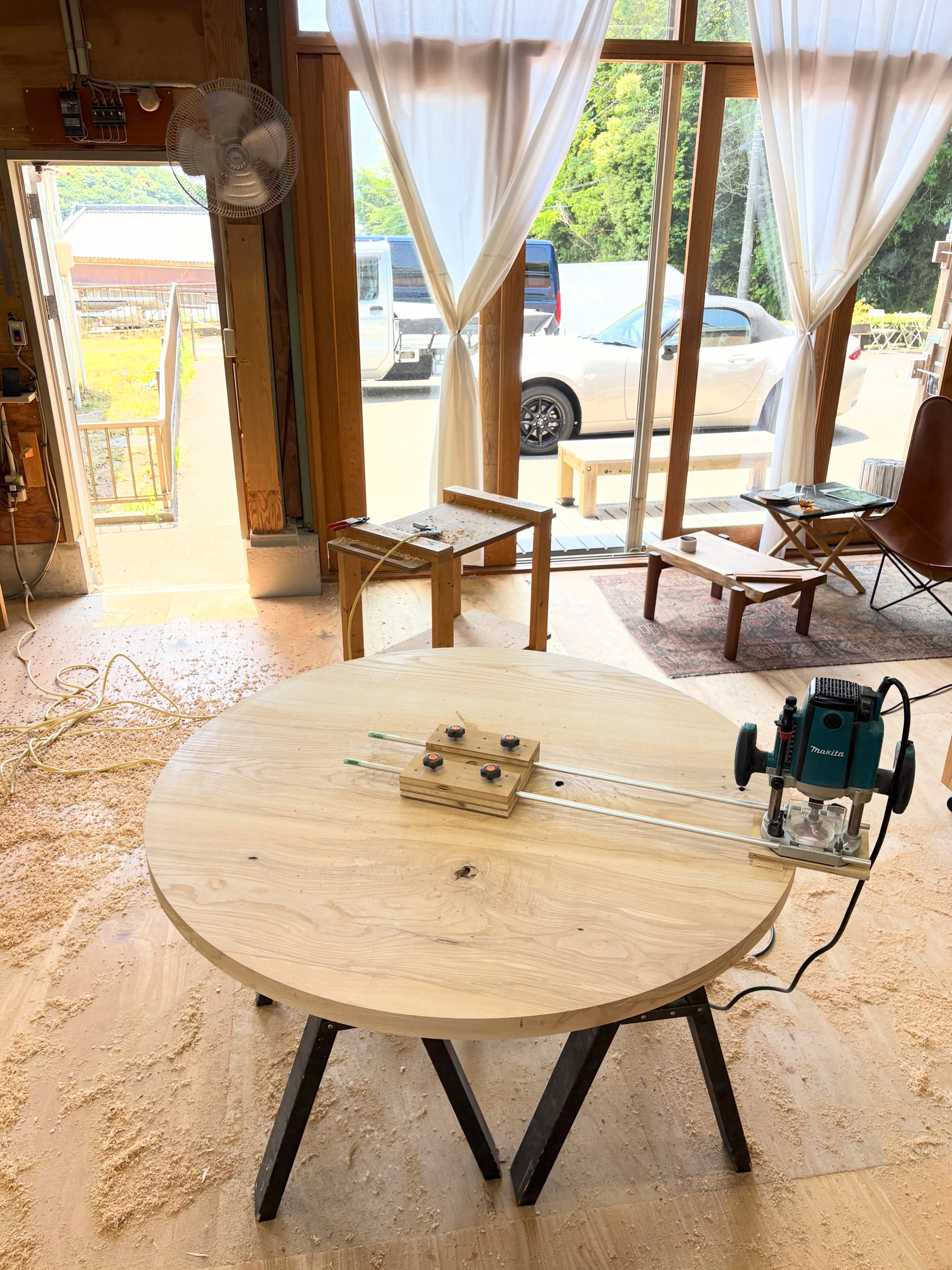 アトリエの日々

特徴なサイズのサークルカットは
自作のルーター治具を使います。