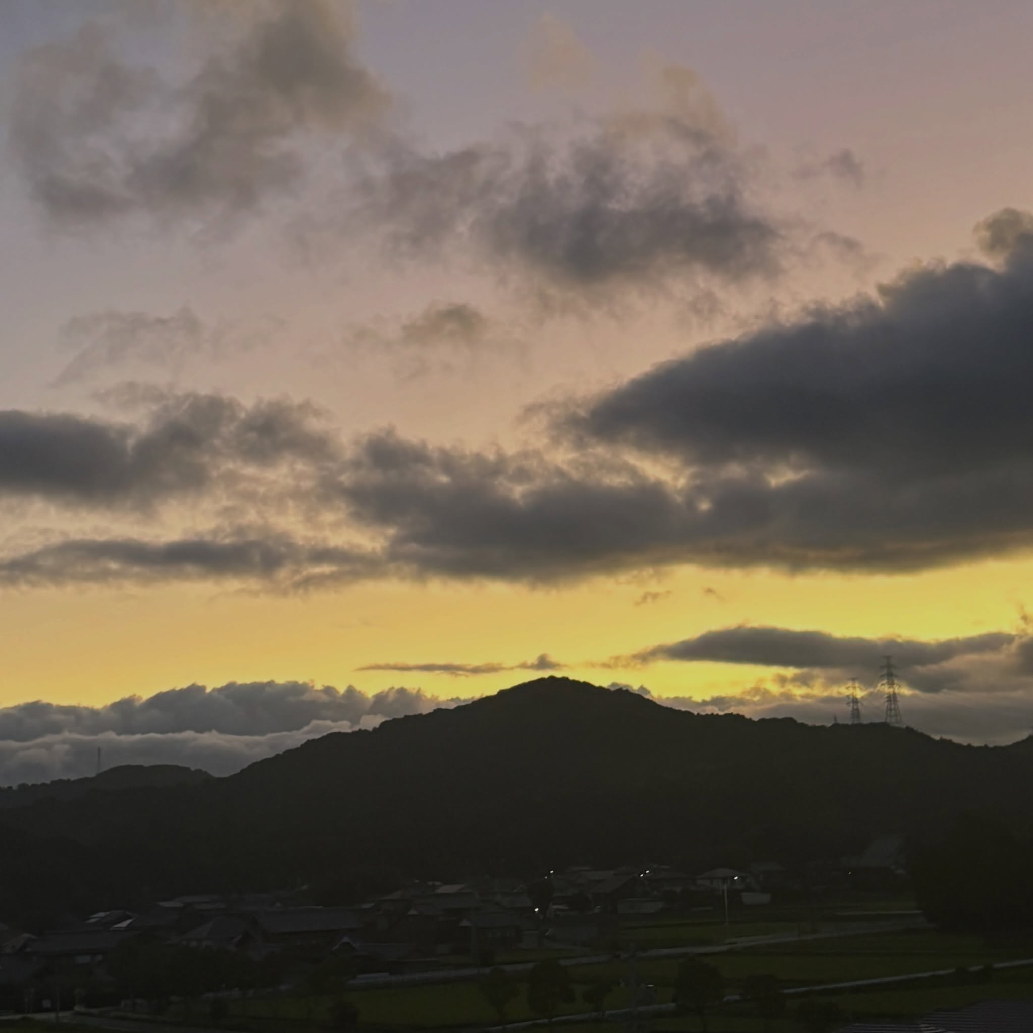 Am 5:00
永く雨が続いたので
久しぶりに夜明けのランニングです。
